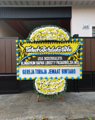 Papan Bunga Duka di Mandioli Utara